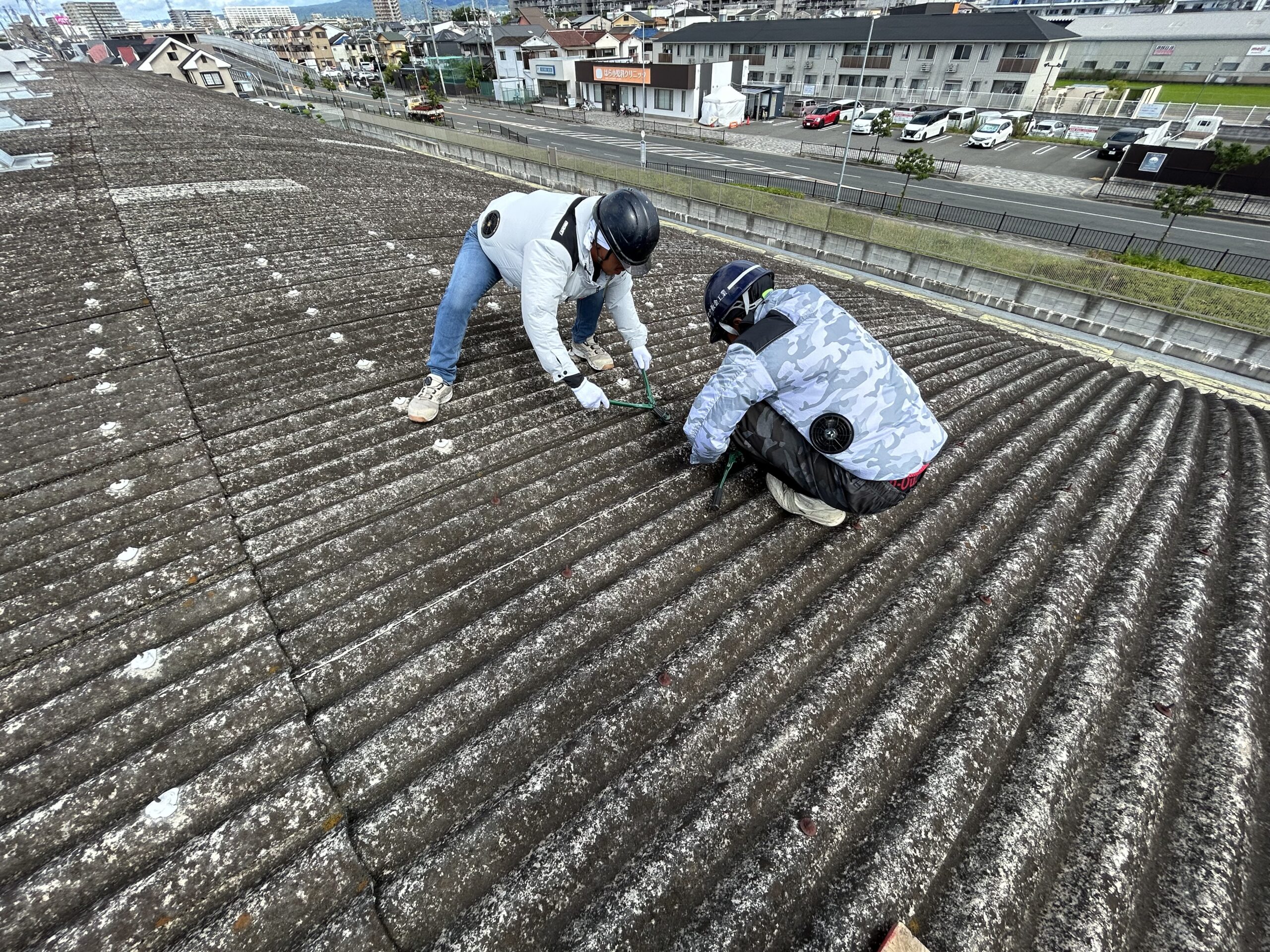 1. はじめに 工場での雨漏りは、建物自体への損害だけでなく、製品の品質や生産ラインに直接的な影響を及ぼします。特に大阪市西淀川区のような地域では、台風や豪雨の影響を受けやすく、工場の雨漏り対策が欠かせません。生産性を維持するためには、迅速な対応と適切な修繕が必要です。本記事では、工場での雨漏りに対する具体的な対策と、修繕を通じて生産性を維持するための方法について詳しく解説します。 2. 工場における雨漏りのリスクと影響 工場は大規模な施設であり、屋根や外壁の広範囲にわたる雨漏りのリスクがあります。工場内で雨漏りが発生すると、製品や設備への影響が大きく、生産効率や安全性にも悪影響を及ぼします。 2.1. 工場で雨漏りが発生する主な原因 工場における雨漏りの原因は、主に屋根材の劣化、外壁のひび割れ、排水システムの不具合、そして老朽化による配管の不具合などが挙げられます。特に、長年メンテナンスが行われていない施設では、防水シートの劣化や、雨樋の詰まりなどが原因で雨水が浸入しやすくなります。屋根の防水対策が不十分な場合、台風や豪雨の際に浸水するリスクが高まります。 2.2. 生産ラインへの影響と損失 雨漏りによって工場の生産ラインが直接的に被害を受けると、生産停止や品質不良による損失が発生します。機械設備が水に浸かることで、故障や停止が発生し、生産計画に遅延が生じることもあります。また、製品が雨漏りによって損傷を受けた場合、その修繕や廃棄によるコストがかかることもあります。こうした影響は、顧客への納期遅延や信用の低下にもつながるため、速やかに対応することが重要です。 2.3. 雨漏りを放置した場合の長期的リスク 雨漏りを放置すると、工場の構造自体が劣化し、建物の耐久性が大幅に低下するリスクがあります。特に、鉄骨構造の工場では、雨漏りが鉄骨に錆を引き起こし、建物の寿命を縮める可能性があります。また、湿気が溜まることでカビが発生し、従業員の健康に悪影響を与えることもあります。さらに、長期的に雨漏りを放置することで、修繕費用が増加し、結果的に工場の稼働率が低下する恐れもあります。 3. 雨漏り修繕の重要性とメリット 雨漏りが発生した場合、迅速に修繕を行うことが生産性を維持するための鍵となります。修繕を行うことで、生産設備の保護だけでなく、長期的なコスト削減にもつながります。 3.1. 生産性を維持するための迅速な対応 雨漏りが発生した際、迅速に対応することで生産ラインへの影響を最小限に抑えることができます。雨漏りの被害箇所を特定し、早急に応急処置を行うことで、機械や製品が被害を受ける前に対策を講じることが可能です。特に生産が停止するリスクを避けるためにも、迅速な対応が必要です。 3.2. 工場の稼働に最小限の影響で済む修繕計画 工場の稼働を止めることなく修繕を進めるためには、綿密な計画が必要です。修繕を行う際は、作業時間やエリアを事前に計画し、工場の稼働に影響を与えないよう調整することが重要です。夜間や休日を利用して作業を行うことで、生産ラインの停止を避けつつ、効果的に修繕を進めることができます。 3.3. 修繕コストを削減するための予防策 雨漏りを未然に防ぐためには、定期的な点検やメンテナンスが不可欠です。防水シートやコーキングの補修、排水設備の清掃を定期的に行うことで、雨漏りの発生を予防し、修繕コストを抑えることができます。また、雨漏りが発生する前に小規模な修繕を行うことで、将来的な大規模修繕のリスクを軽減することができます。 4. 工場での雨漏り修繕の具体的な対策 工場における雨漏り対策は、屋根や外壁の防水処理だけでなく、設備や配管の点検も含めた総合的なアプローチが必要です。 4.1. 屋根や外壁の防水対策 工場の雨漏り対策において、最も重要なのが屋根や外壁の防水です。特に大型の工場では、屋根の面積が広いため、防水シートの劣化や排水設備の詰まりによる雨漏りが発生しやすいです。定期的な防水塗装やシートの張り替えを行い、外壁や屋根の防水性能を保つことが重要です。また、屋根材の状態も定期的に確認し、破損やひび割れがある場合には速やかに補修を行いましょう。 4.2. 配管設備や空調システムの点検と保守 工場内には多くの配管や空調システムが設置されていますが、これらが劣化すると、雨水が浸入する原因になります。定期的に配管や空調システムの点検を行い、錆や漏水の兆候がないか確認することが必要です。特に、空調システムからの結露や排水不良が原因で雨漏りに似た現象が発生することもあるため、細かい点検が求められます。 4.3. 雨漏り発生箇所の迅速な修繕手順 雨漏りが発生した際は、早急に原因箇所を特定し、適切な修繕を行うことが必要です。まずは、応急処置としてブルーシートや防水シートを用いて雨水の浸入を一時的に防ぎ、その後、専門業者に依頼して本格的な修繕を行います。原因が特定できたら、修繕範囲を決め、速やかに作業を進めることが重要です。 5. 信頼できる工事業者選びと修繕の流れ 雨漏り修繕には、経験豊富な業者の協力が不可欠です。工事業者選びのポイントや、修繕の流れについて解説します。 5.1. 経験豊富な業者の選定基準 信頼できる工事業者を選ぶ際には、実績や経験を重視しましょう。工場規模での雨漏り修繕は、特殊な技術が求められるため、同様の実績を持つ業者に依頼することが重要です。また、過去の施工事例や顧客の口コミを確認することで、信頼性を判断することができます。 5.2. 見積もりの透明性と追加費用の確認 修繕を依頼する際は、見積もりの内容が透明であるかどうかを確認しましょう。不明確な項目や追加費用のリスクがないかを事前に確認し、契約内容をしっかりと把握することが大切です。また、追加費用が発生する可能性についても事前に確認し、納得した上で修繕を進めることが重要です。 5.3. 修繕後のメンテナンスとアフターケア 修繕が完了した後も、定期的なメンテナンスとアフターケアが必要です。信頼できる業者は、修繕後の定期点検や、再発防止のためのメンテナンス契約を提供してくれます。長期的に工場の雨漏りリスクを抑えるためにも、アフターケアの内容を事前に確認しておきましょう。 6. 雨漏りを防ぐための長期的なメンテナンスプラン 雨漏りを未然に防ぐためには、長期的な視点でのメンテナンスが欠かせません。定期点検と予防的な対策を行うことで、工場の耐久性を高め、生産性を維持することが可能です。 6.1. 定期点検とメンテナンス契約の利点 定期的な点検を行うことで、雨漏りの初期兆候を早期に発見することができます。防水シートの劣化や排水設備の詰まりなど、問題が大きくなる前に対策を講じることで、大規模な修繕を避けることが可能です。定期点検契約を結ぶことで、予期しないトラブルを未然に防ぎ、長期間にわたり安定した生産を維持できます。 6.2. 防水コーティングや防水シートの更新時期 防水コーティングや防水シートは、一定の期間が経過すると劣化が進むため、定期的な更新が必要です。工場の規模や屋根材の種類によって更新時期は異なりますが、一般的には10～15年程度で更新が推奨されます。定期的な更新を行うことで、長期的に雨漏りを防止し、工場全体の耐久性を高めることができます。 6.3. 予期しないトラブルを防ぐための予防対策 防水対策や点検以外にも、工場の建物や設備を保護するための予防対策を講じることが重要です。例えば、屋根に積もったゴミや葉っぱを定期的に取り除くことで、排水不良を防ぐことができます。また、雨樋や排水設備の清掃を行い、雨水がスムーズに排出されるようにすることも効果的な予防策です。 7. まとめ 工場での雨漏り対策は、生産性を維持するために非常に重要です。迅速な対応と定期的なメンテナンスを行うことで、雨漏りのリスクを最小限に抑え、工場全体の効率を高めることができます。また、信頼できる業者に依頼し、適切な修繕と長期的なメンテナンス計画を立てることが、雨漏りによる生産損失を防ぐための最良の方法です。大阪市西淀川区の工場で雨漏り対策を検討している方は、ぜひこの記事を参考に、早めの対策を講じてください。 8. お問い合わせ情報 雨漏りに関する修繕やメンテナンスのご相談は、以下の連絡先までお気軽にどうぞ。 株式会社マックスリフォーム 所在地: 〒564-0053 大阪府吹田市江の木町5-24 フェスタ江坂401 電話番号: 06-6369-7704 施工対応エリア: 大阪府内全域、兵庫県南部全域 公式サイト: https://maxreform.co.jp/ 私たちの専門チームが、工場の雨漏り修繕を全力でサポートいたします。お問い合わせをお待ちしております！